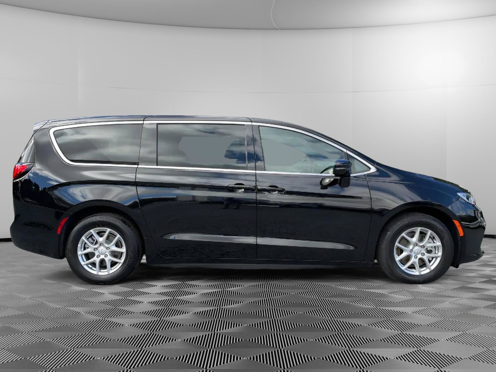 Used 2026 Chrysler Pacifica Select FWD image 6