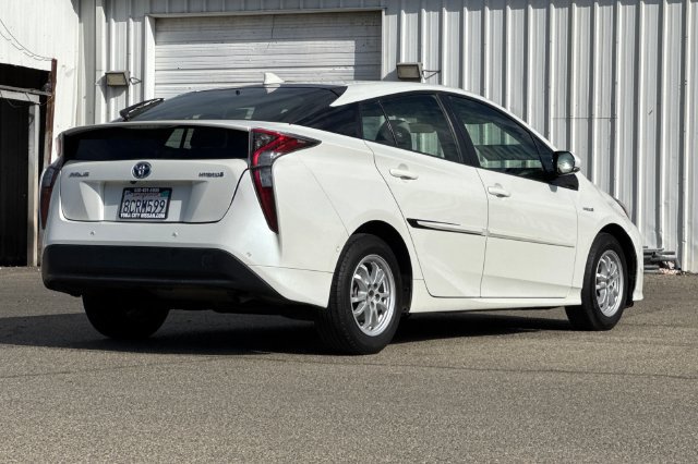 Used 2018 Toyota Prius Three FWD image 4