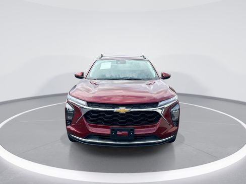 Used 2025 Chevrolet Trax LT w/ LT Convenience Package FWD image 3