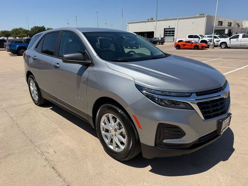 Used 2023 Chevrolet Equinox LS w/ LS Convenience Package FWD image 2