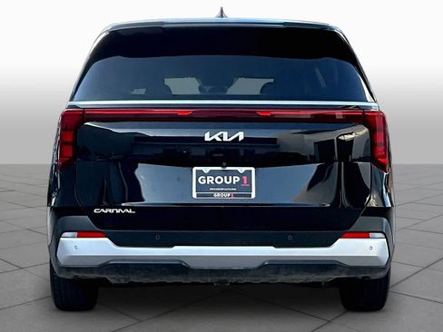 Used 2025 Kia Carnival FWD image 5