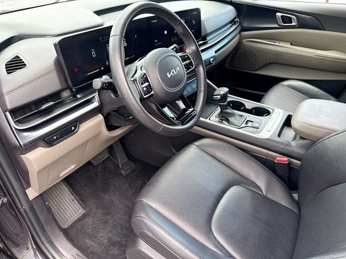 Used 2025 Kia Carnival FWD image 24