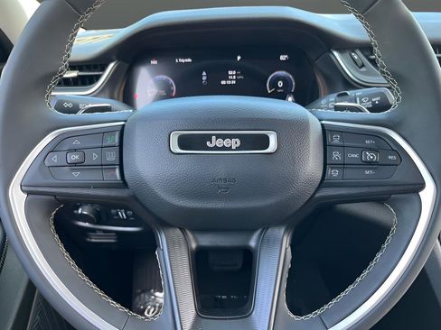 Used 2023 Jeep Grand Cherokee Laredo AWD/4WD image 21