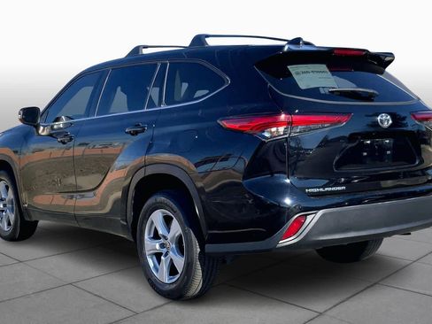 Used 2021 Toyota Highlander LE image 11