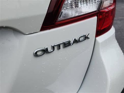 Used 2019 Subaru Outback 2.5i Premium image 11