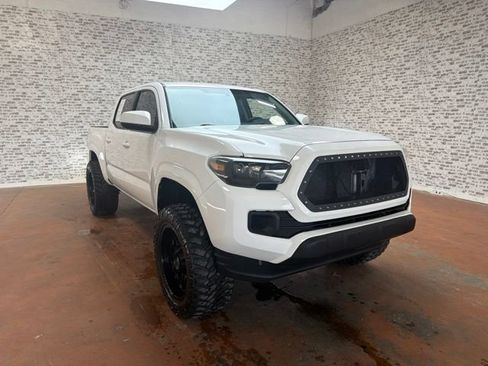 Used 2017 Toyota Tacoma SR RWD image 1