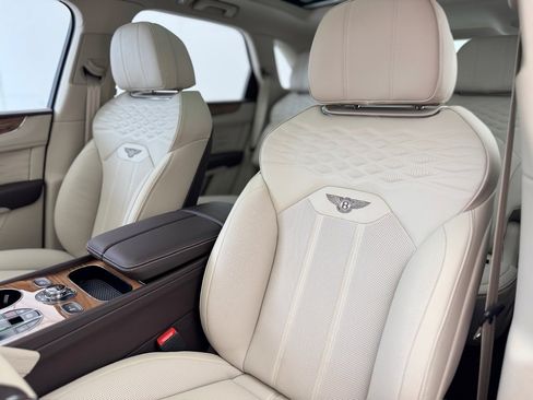 Used 2025 Bentley Bentayga image 27