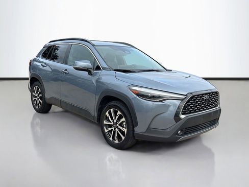 Used 2024 Toyota Corolla Cross XLE image 3