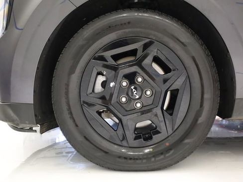 Used 2025 Kia Carnival FWD image 11