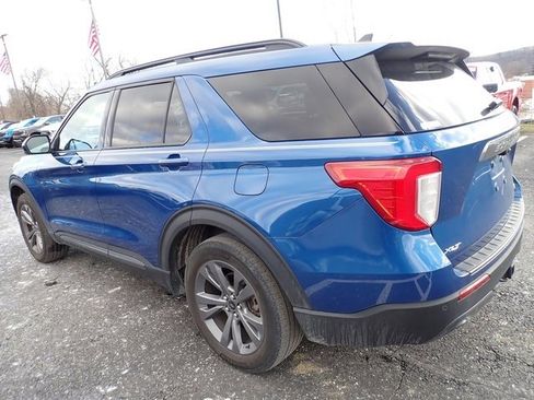 Used 2022 Ford Explorer XLT w/ Equipment Group 202A image 3