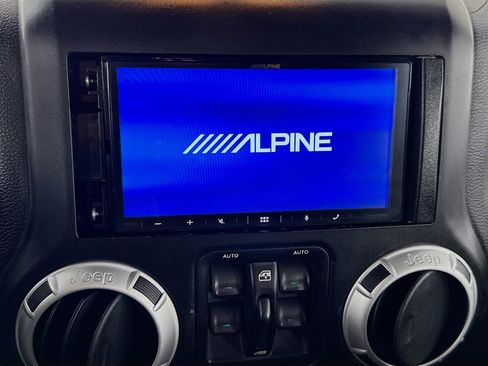 Used 2014 Jeep Wrangler Unlimited Sahara image 17