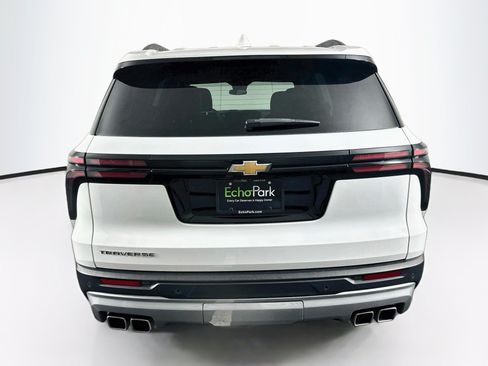 Used 2025 Chevrolet Traverse LT FWD image 7