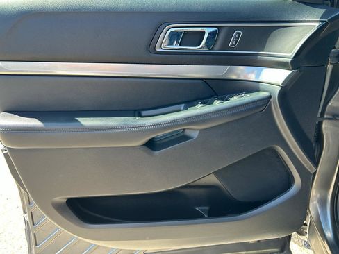 Used 2018 Ford Explorer XLT w/ Equipment Group 202A AWD/4WD image 8