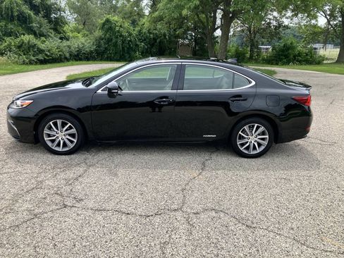 Used 2016 Lexus ES 300h w/ Luxury Package w/Wood Trim FWD image 2