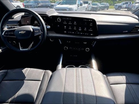 Used 2025 Chevrolet Suburban High Country w/ Sun And Tow Package AWD/4WD image 9