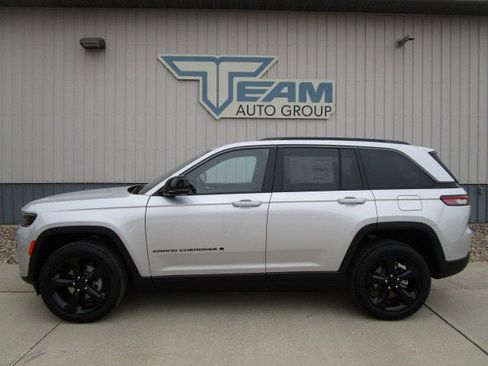 New 2026 Jeep Grand Cherokee Limited w/ Limited Altitude Package AWD/4WD image 4