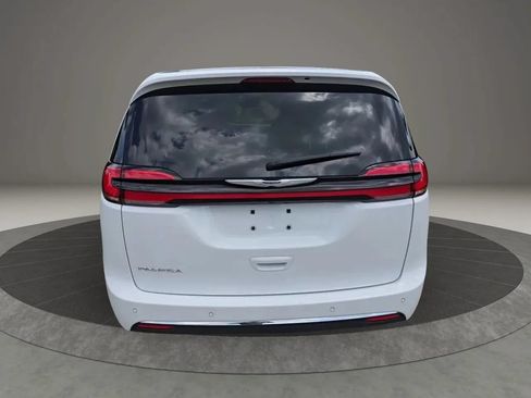 Used 2025 Chrysler Pacifica Select FWD image 5