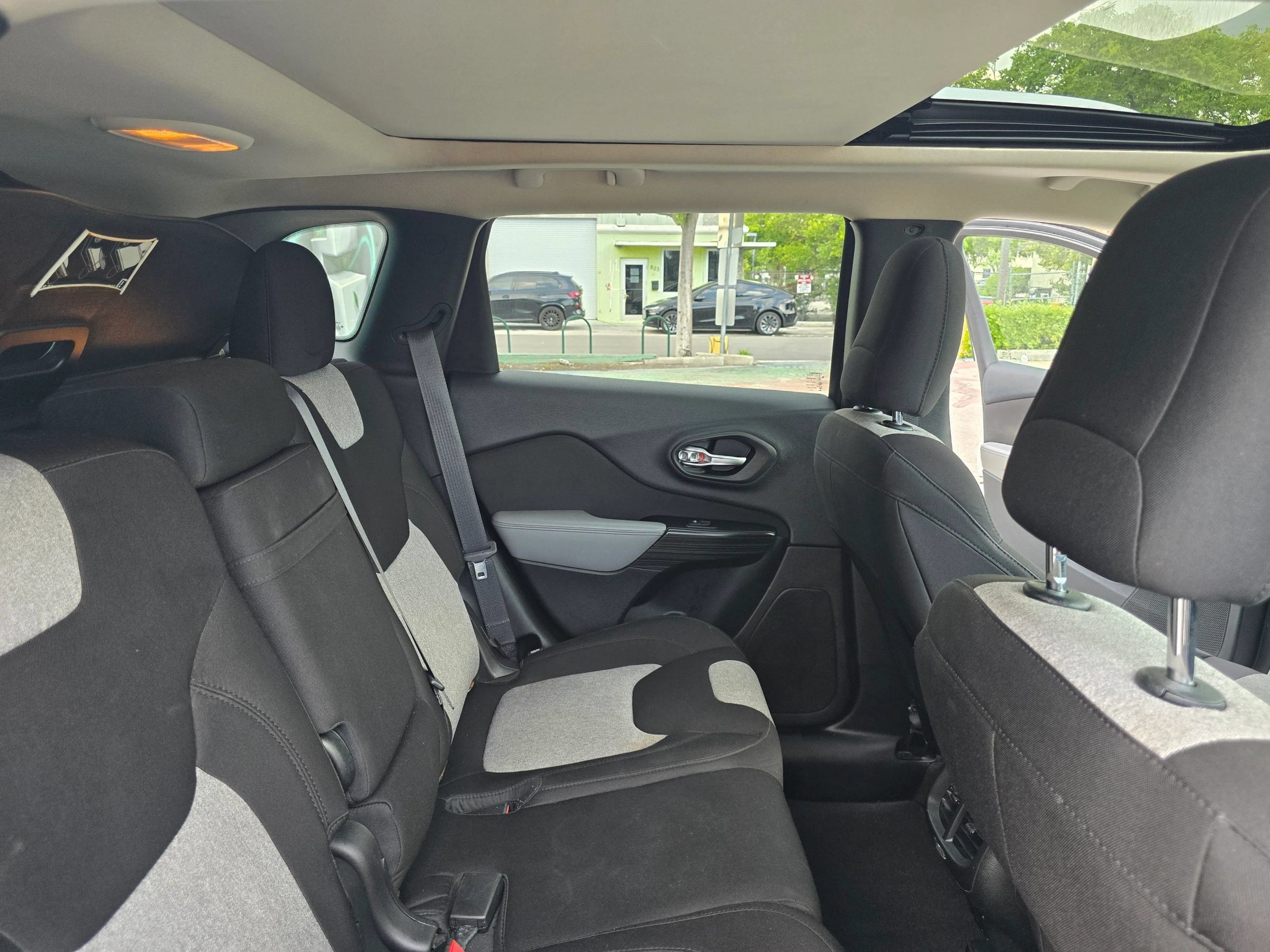 Used 2014 Jeep Cherokee Latitude w/ Comfort/Convenience Group FWD image 18