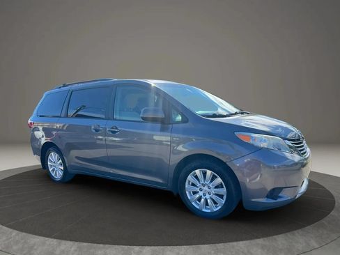Used 2017 Toyota Sienna LE AWD/4WD image 3