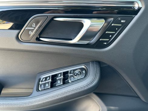 Certified 2025 Porsche Macan AWD/4WD image 12