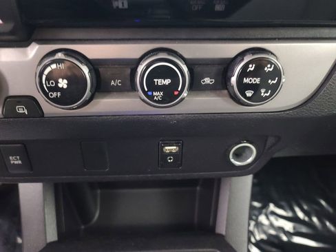 Used 2016 Toyota Tacoma SR image 31