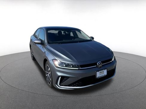 Used 2025 Volkswagen Jetta SE image 3