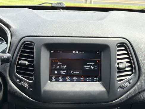Used 2020 Jeep Compass Latitude w/ Cold Weather Group AWD/4WD image 18