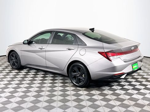 Used 2023 Hyundai Elantra SEL w/ Preferred Accessory Package FWD image 6