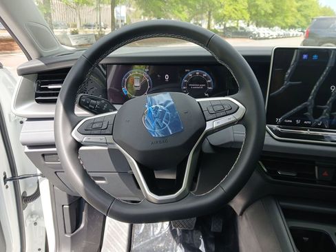 New 2026 Volkswagen Tiguan SE FWD image 14