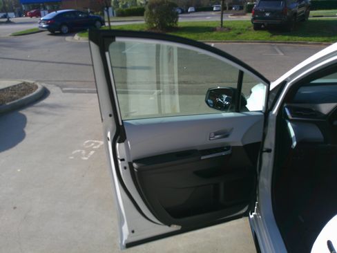 Used 2025 Toyota Sienna XSE image 17