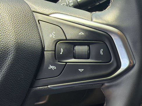 Used 2025 Chevrolet Trax LT w/ LT Convenience Package FWD image 17