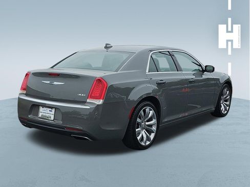 Used 2017 Chrysler 300 Limited image 2