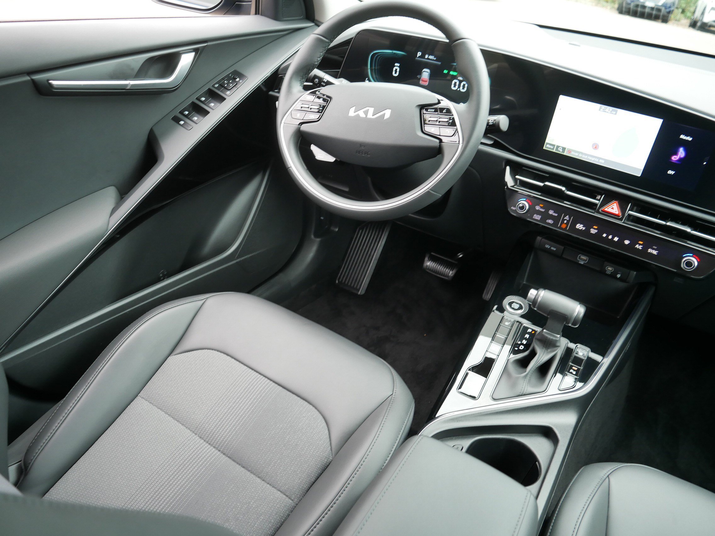 Used 2025 Kia Niro EX FWD image 9