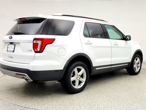 Used 2017 Ford Explorer XLT w/ Equipment Group 202A image 4
