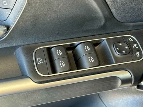 Used 2023 Mercedes-Benz EQB 300 4MATIC image 12