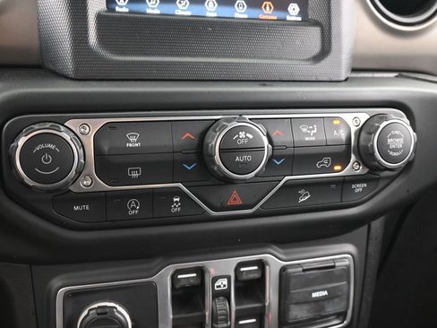 Used 2018 Jeep Wrangler Unlimited Sport S image 19