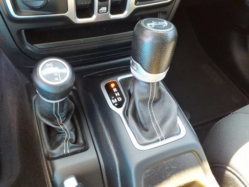 Used 2018 Jeep Wrangler Unlimited Sahara AWD/4WD image 8