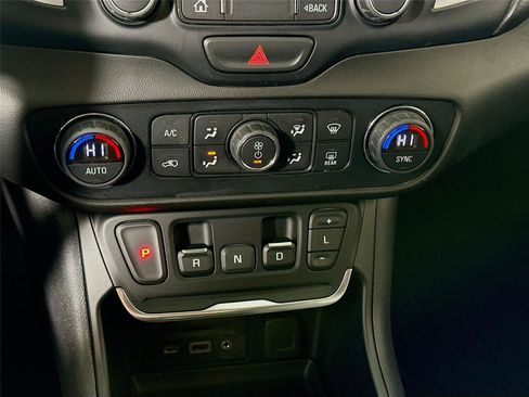 Used 2021 GMC Terrain SLT image 9