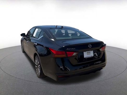 Used 2025 Nissan Altima 2.5 SV FWD image 11