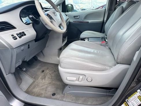 Used 2014 Toyota Sienna XLE FWD image 15