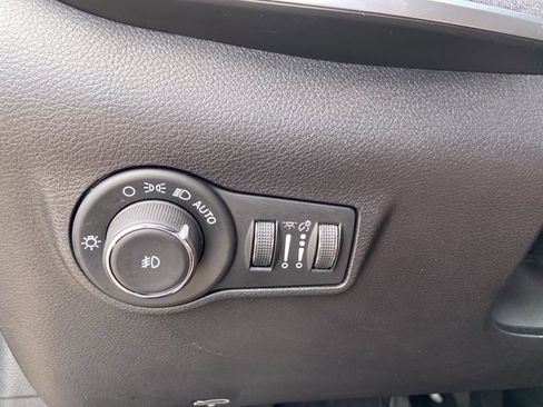 Used 2024 Jeep Compass Latitude image 43