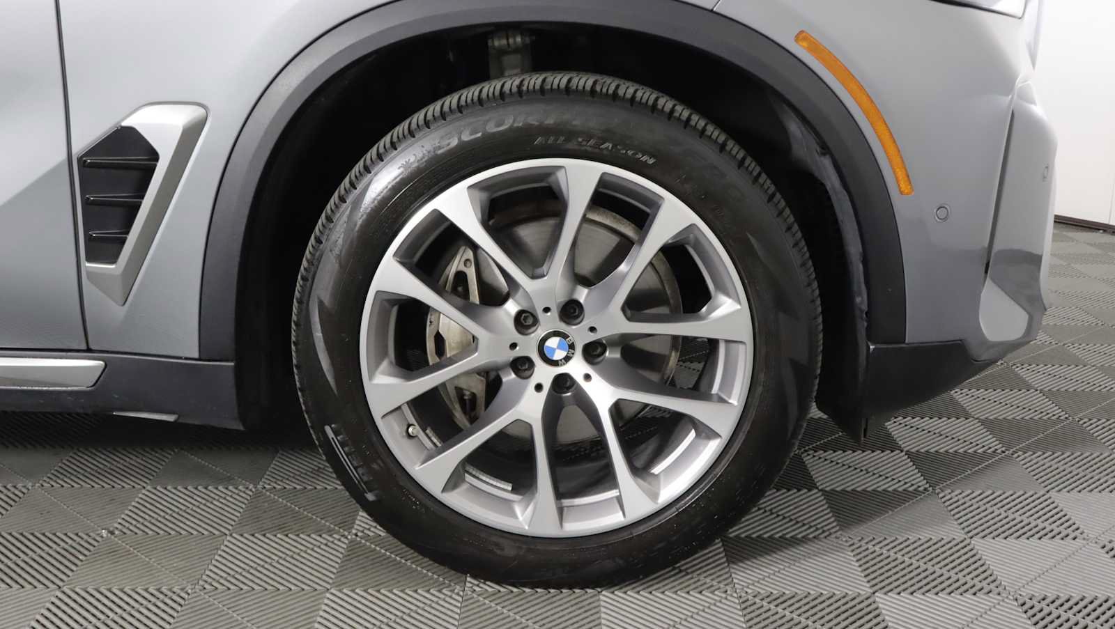 Used 2024 BMW X5 xDrive40i w/ Parking Assistance Package AWD/4WD image 6