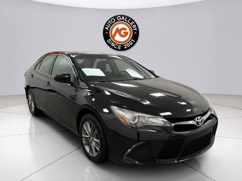 Used 2017 Toyota Camry SE image 1