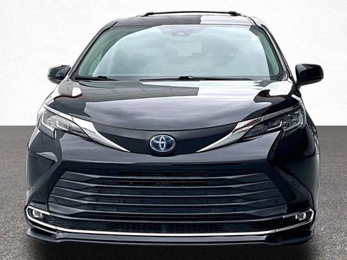 Certified 2022 Toyota Sienna XLE image 3