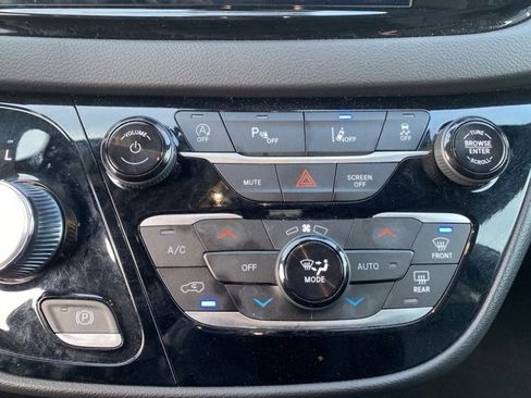 Certified 2025 Chrysler Pacifica Select image 24