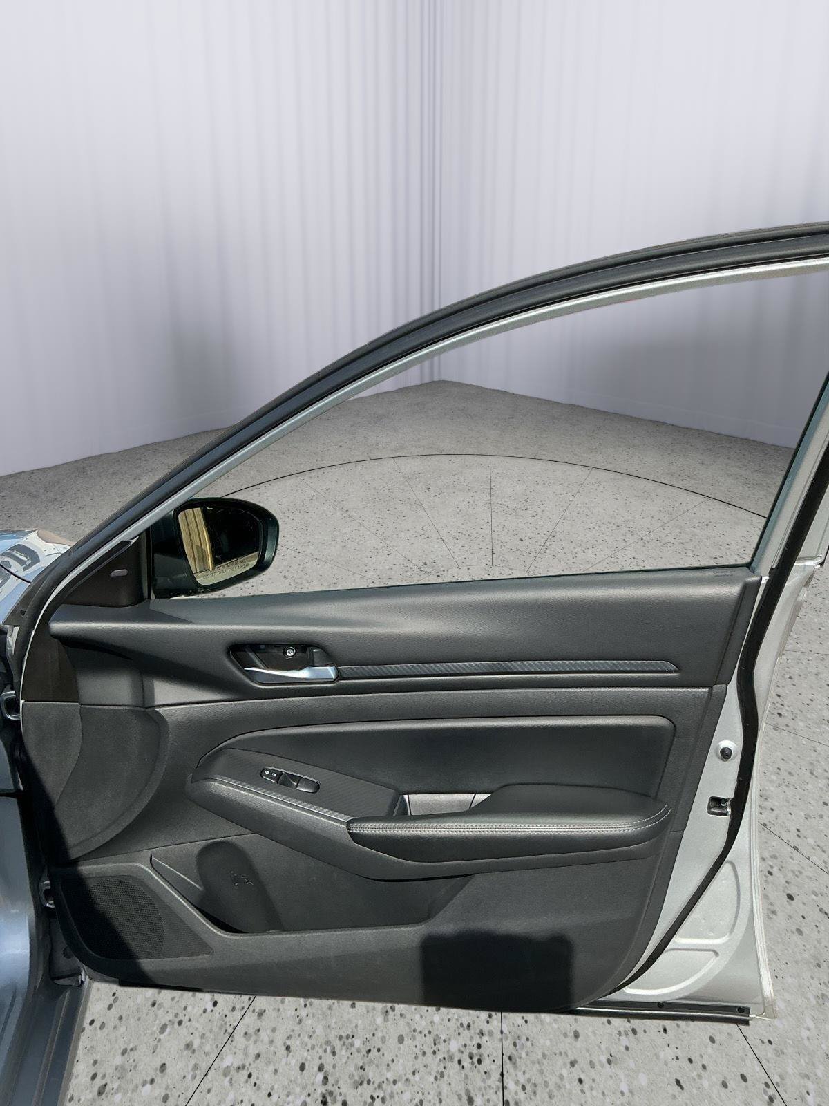 Used 2024 Nissan Altima 2.5 SV FWD image 25