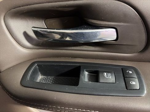 Used 2013 Chrysler Town & Country Touring image 15