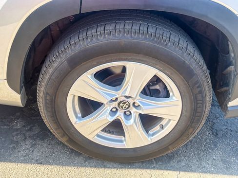 Certified 2024 Toyota Highlander LE FWD image 12