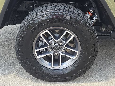 Used 2025 Jeep Gladiator Mojave AWD/4WD image 7