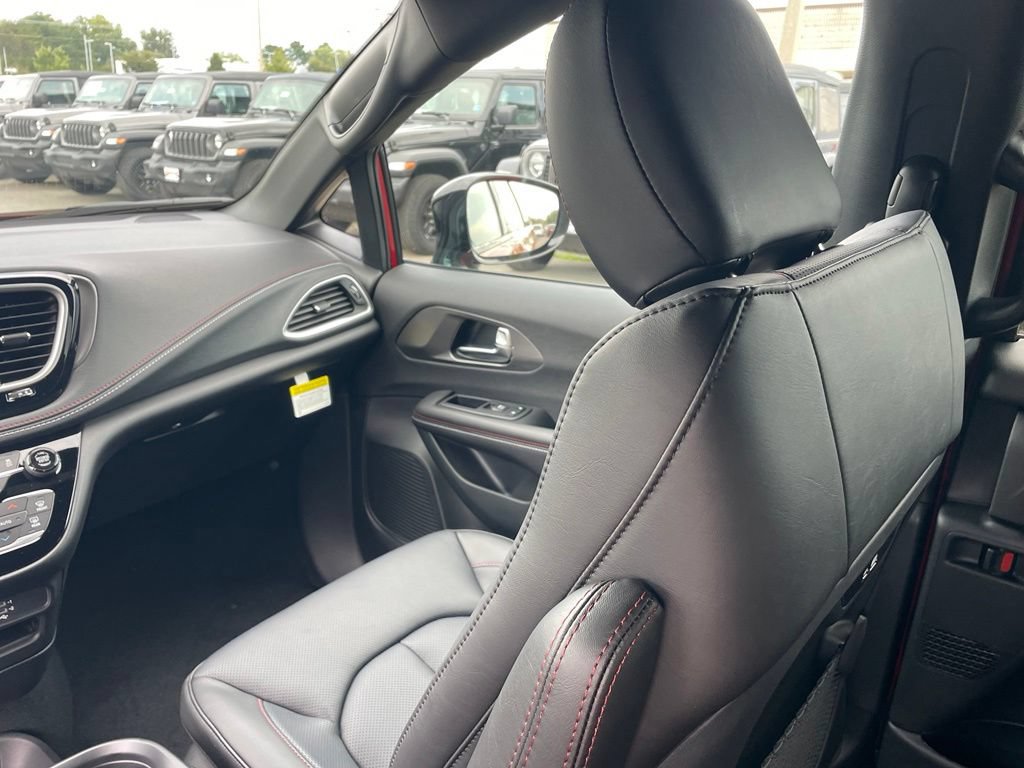 New 2027 Chrysler Pacifica Select FWD image 26